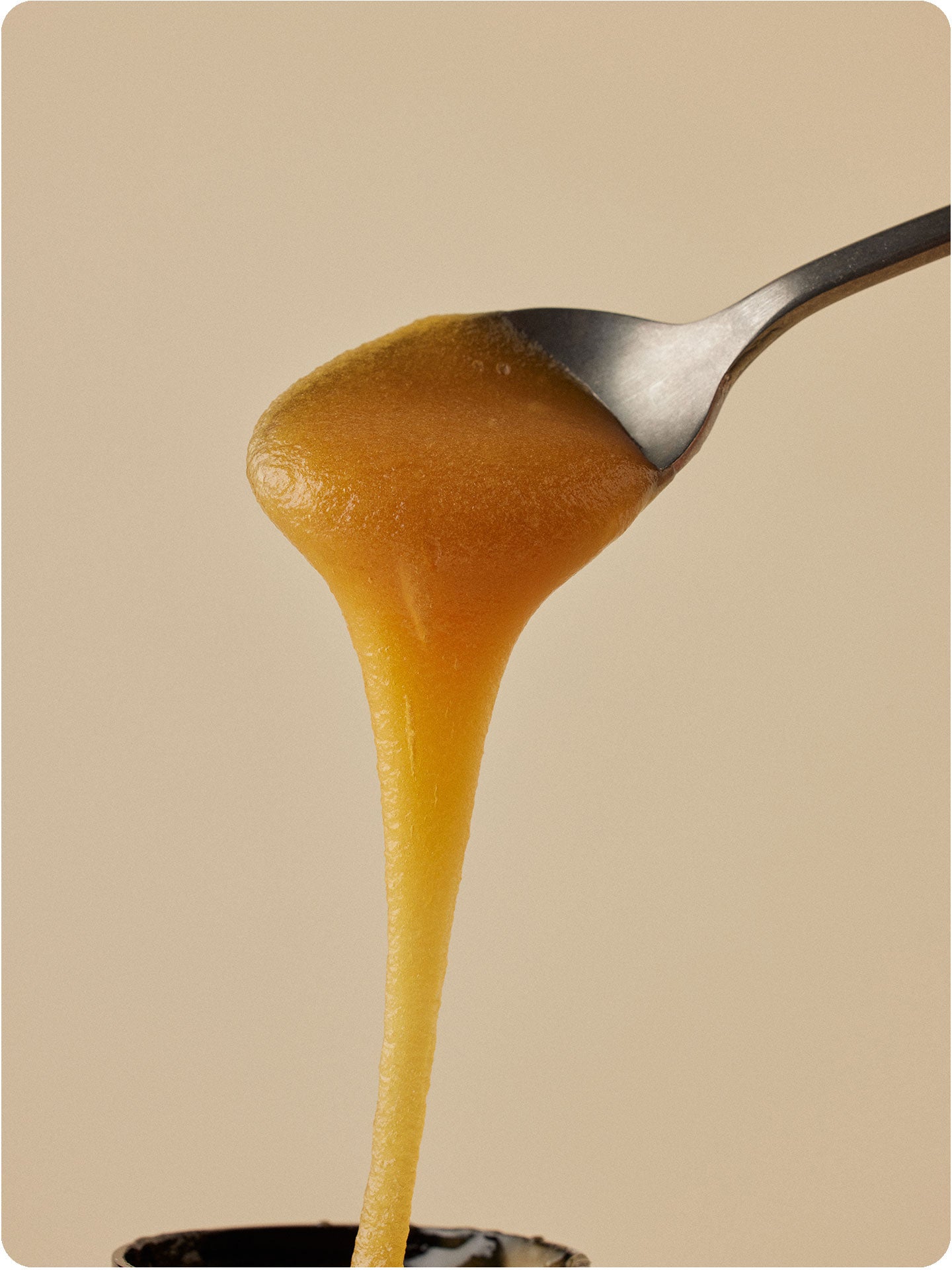 umf 18 manuka honey dripping from spoon