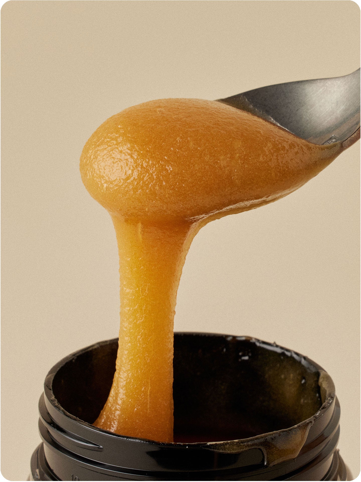 umf 20 manuka honey dripping from spoon to jar
